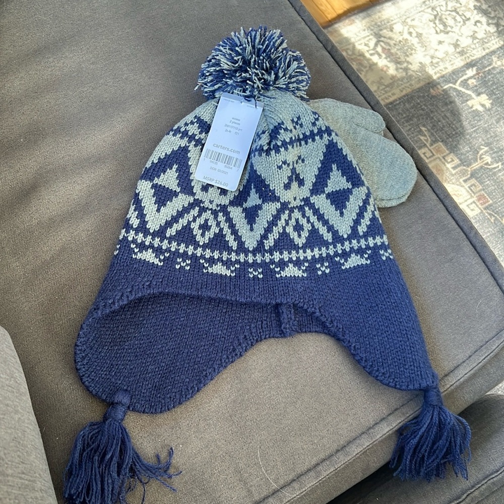 Carter’s boys 2T - 4T winter hat and mittens